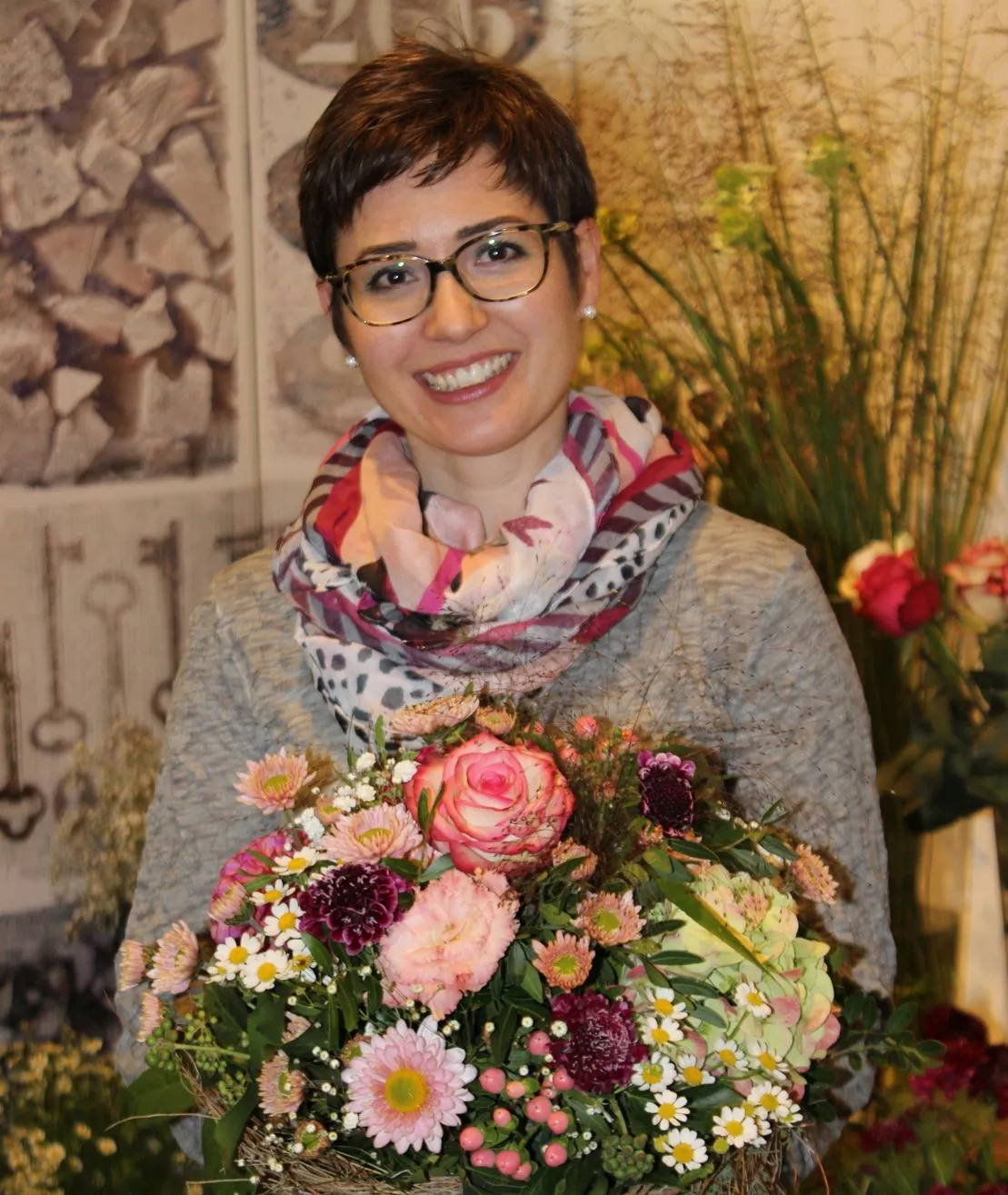 Nadja Reisch, Inhaberin von Blumenduft Bischofszell, mit einem Blumenstrauss